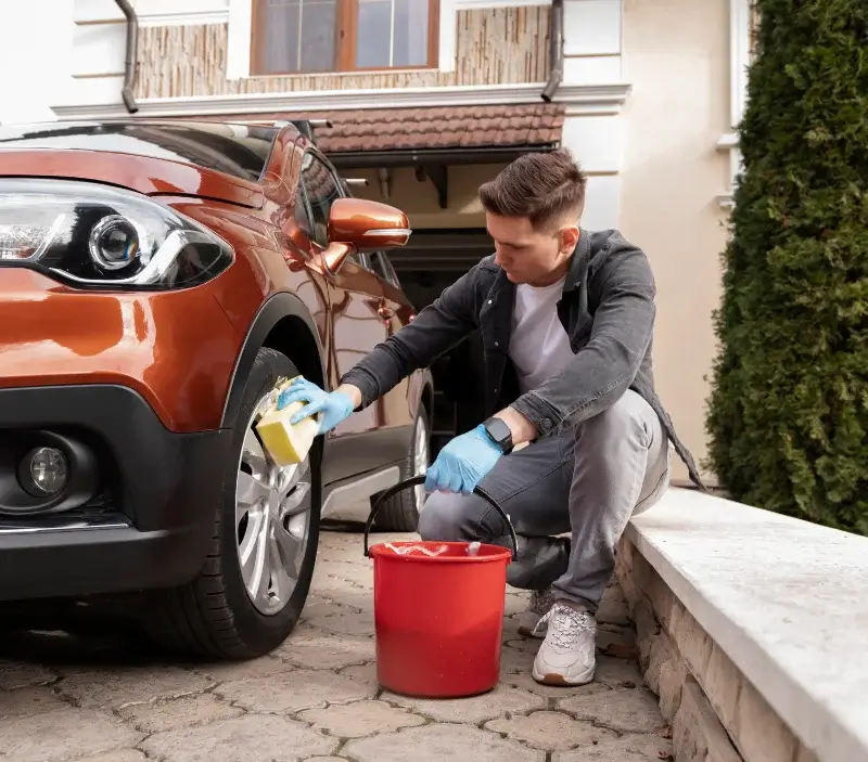 Lavage auto à domicile Saint-Léger-Magnazeix : professionnel intervenant sur un véhicule